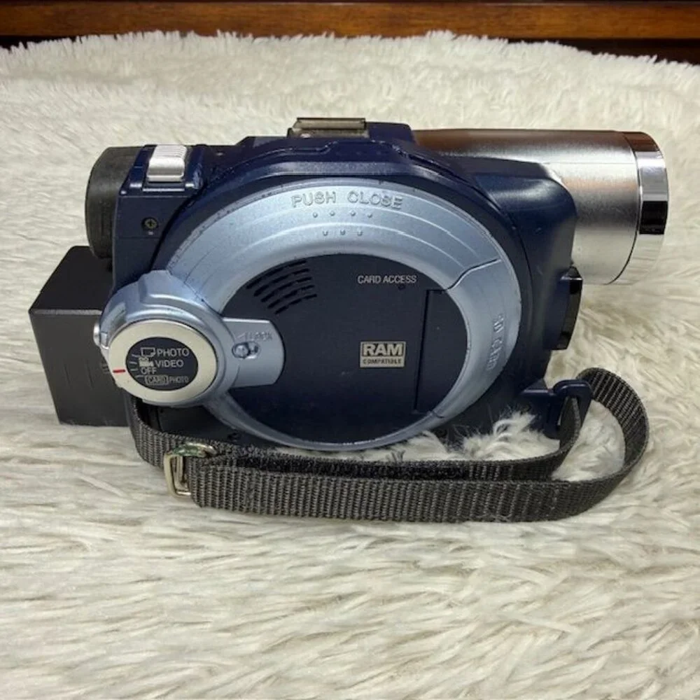 Hitachi DZ-MV550A DVD CAM 18x Optical 500x Digital Zoom Camcorder